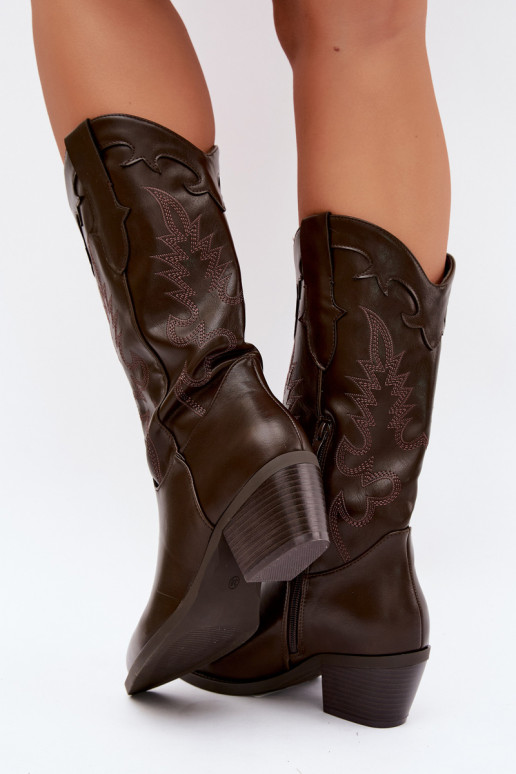 Stivali alti in stile cowboy con tacco in pelle sintetica color cioccolato Jarissa