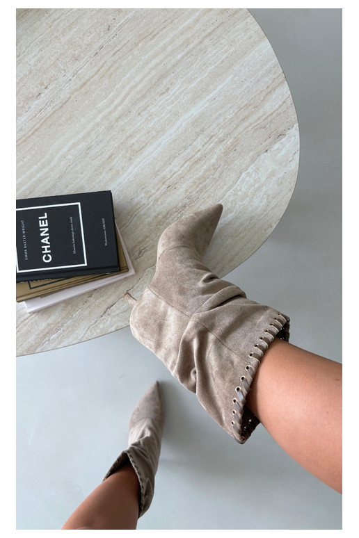 Stivaletti arricciati con tacchi sottili color sabbia Herella