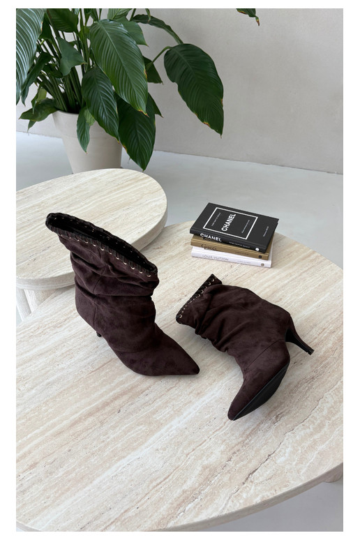 Stivaletti arricciati con tacchi sottili color cioccolato Herella