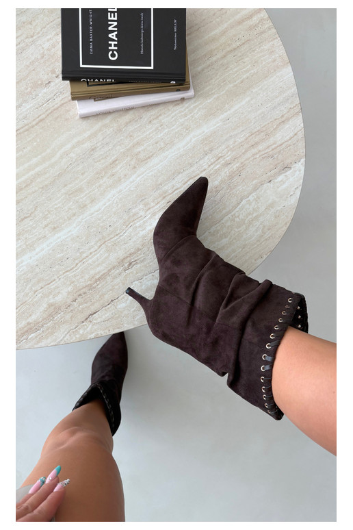 Stivaletti arricciati con tacchi sottili color cioccolato Herella