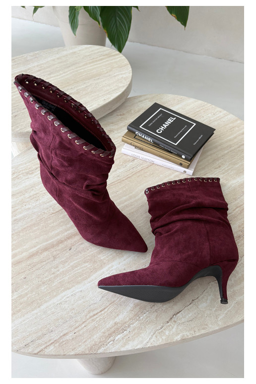 Stivaletti arricciati con tacchi sottili color bordeaux Herella