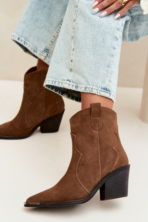 Stivali marroni in suede di stile cowboy isolati con tacchi Pelsa