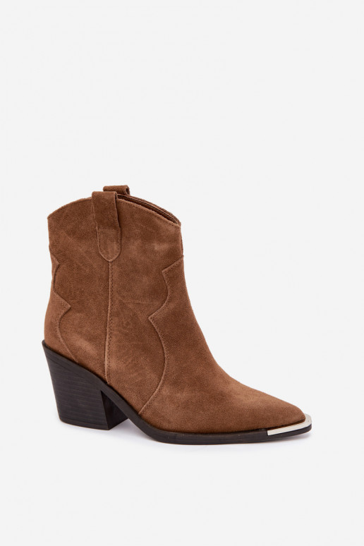 Stivali marroni in suede di stile cowboy isolati con tacchi Pelsa