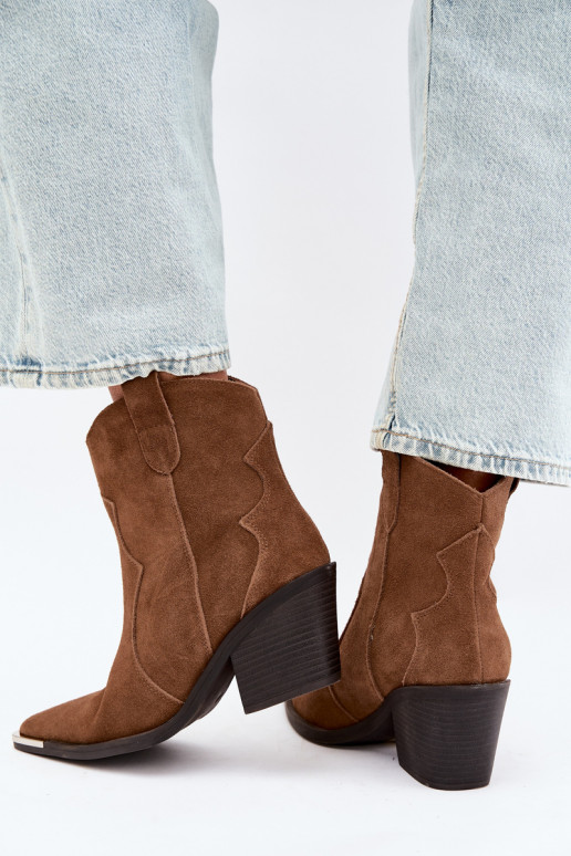 Stivali marroni in suede di stile cowboy isolati con tacchi Pelsa