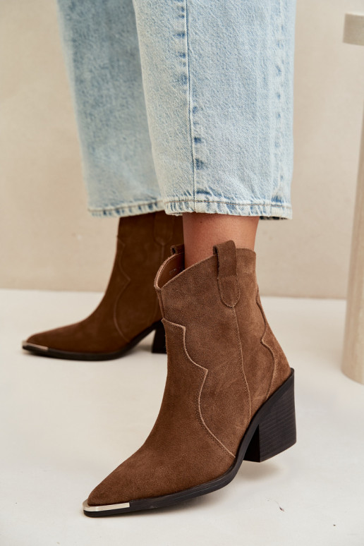 Stivali marroni in suede di stile cowboy isolati con tacchi Pelsa