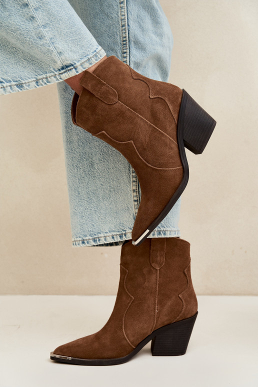 Stivali marroni in suede di stile cowboy isolati con tacchi Pelsa