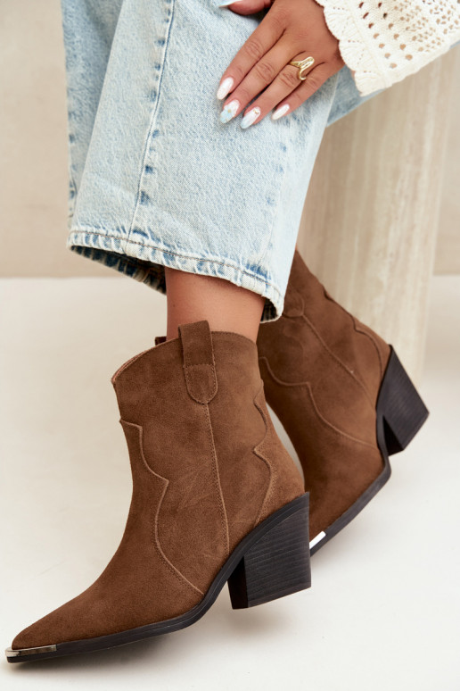 Stivali marroni in suede di stile cowboy isolati con tacchi Pelsa