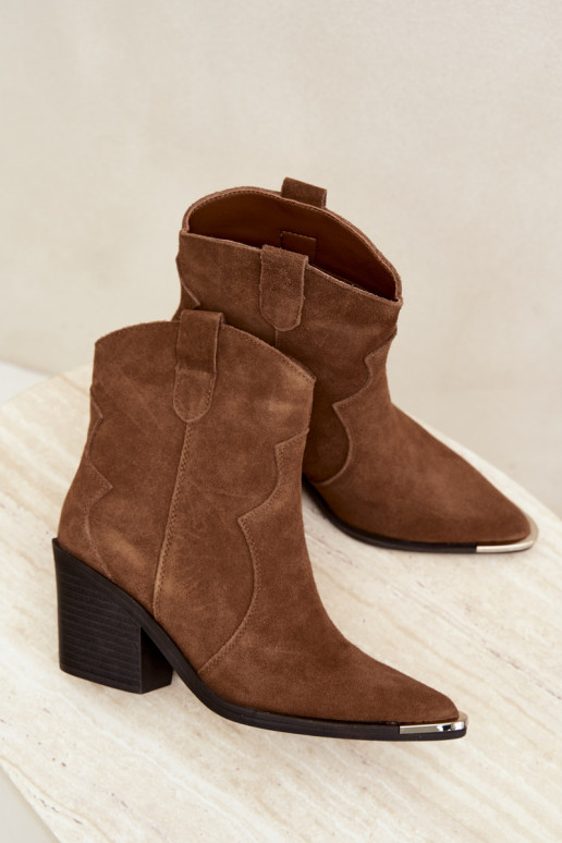 Stivali marroni in suede di stile cowboy isolati con tacchi Pelsa
