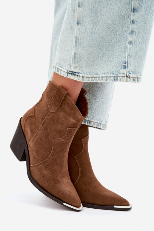 Stivali marroni in suede di stile cowboy isolati con tacchi Pelsa