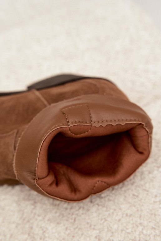 Stivali marroni in suede di stile cowboy isolati con tacchi Pelsa