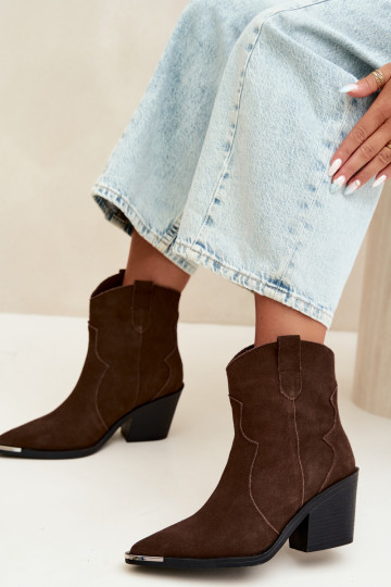 Stivali in suede cioccolato di stile cowboy isolati con tacchi Pelsa