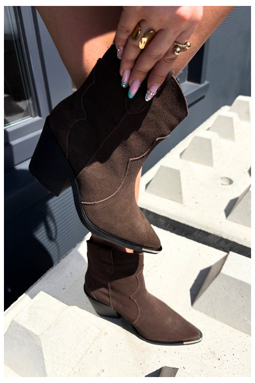 Stivali in suede cioccolato di stile cowboy isolati con tacchi Pelsa
