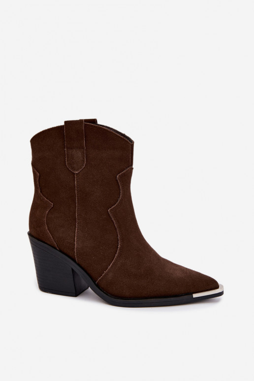 Stivali in suede cioccolato di stile cowboy isolati con tacchi Pelsa