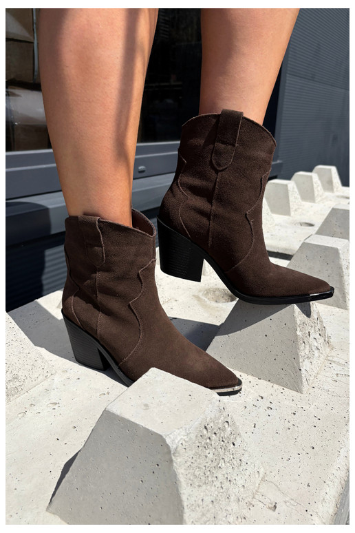 Stivali in suede cioccolato di stile cowboy isolati con tacchi Pelsa