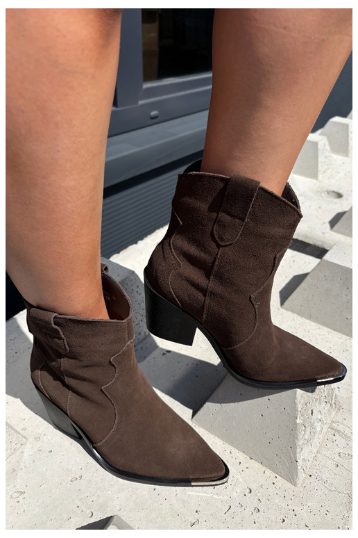 Stivali in suede cioccolato di stile cowboy isolati con tacchi Pelsa