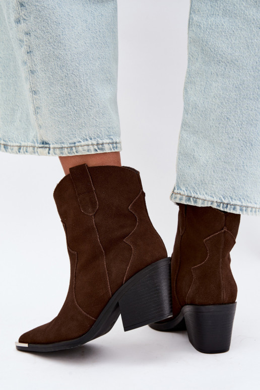 Stivali in suede cioccolato di stile cowboy isolati con tacchi Pelsa