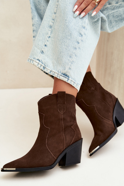 Stivali in suede cioccolato di stile cowboy isolati con tacchi Pelsa