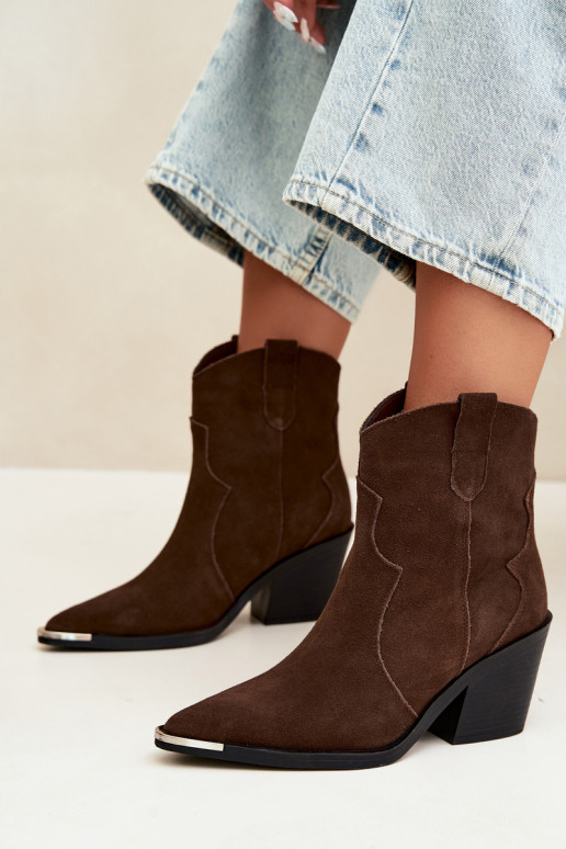 Stivali in suede cioccolato di stile cowboy isolati con tacchi Pelsa