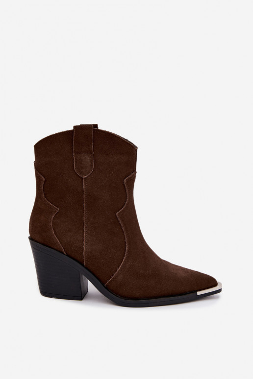 Stivali in suede cioccolato di stile cowboy isolati con tacchi Pelsa