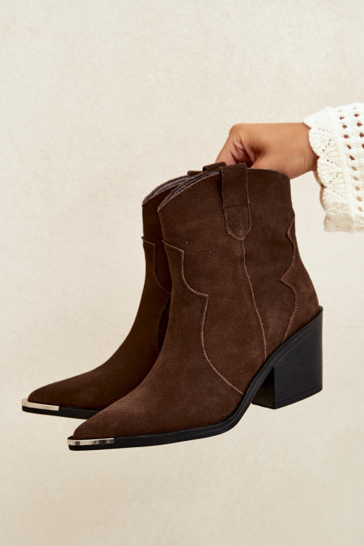 Stivali in suede cioccolato di stile cowboy isolati con tacchi Pelsa