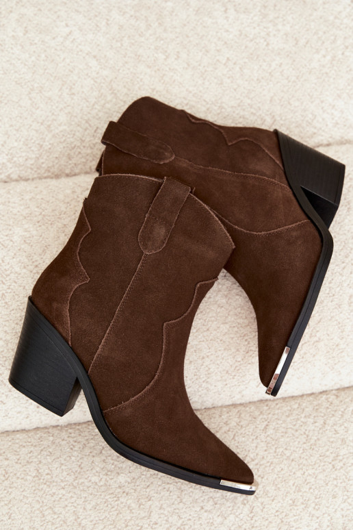 Stivali in suede cioccolato di stile cowboy isolati con tacchi Pelsa