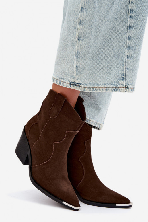 Stivali in suede cioccolato di stile cowboy isolati con tacchi Pelsa