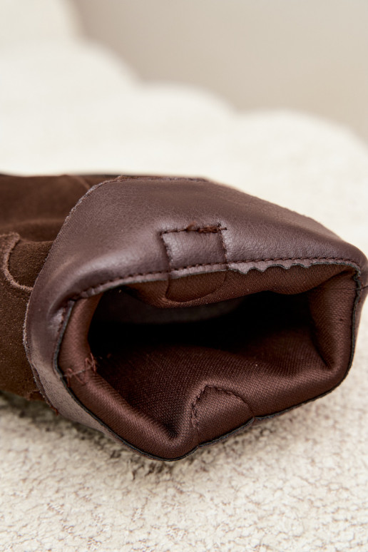 Stivali in suede cioccolato di stile cowboy isolati con tacchi Pelsa