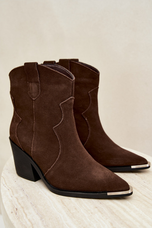 Stivali in suede cioccolato di stile cowboy isolati con tacchi Pelsa