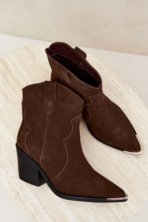 Stivali in suede cioccolato di stile cowboy isolati con tacchi Pelsa