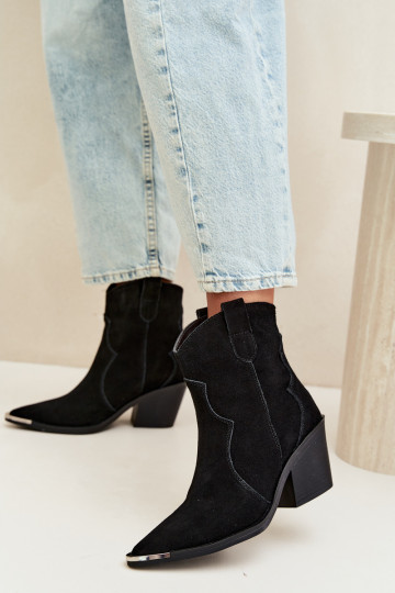 Stivali in suede neri di stile cowboy isolati con tacchi Pelsa