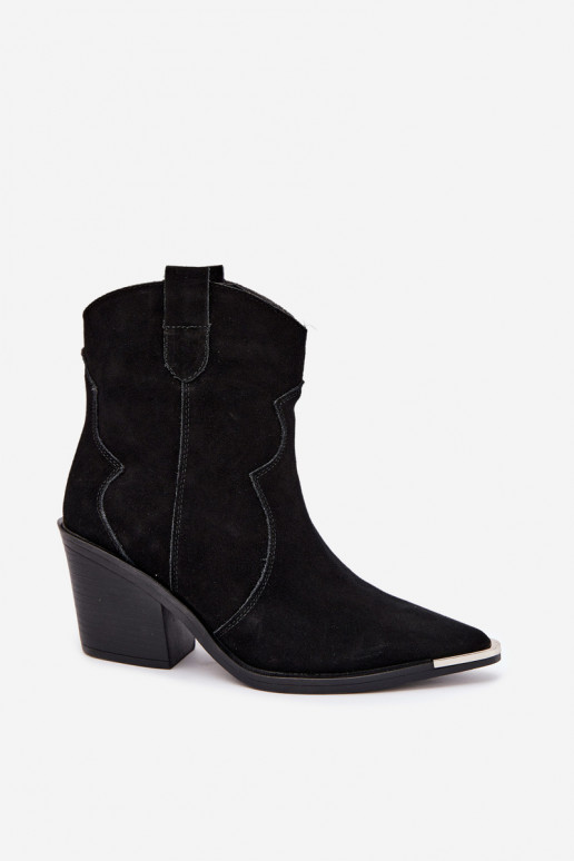 Stivali in suede neri di stile cowboy isolati con tacchi Pelsa