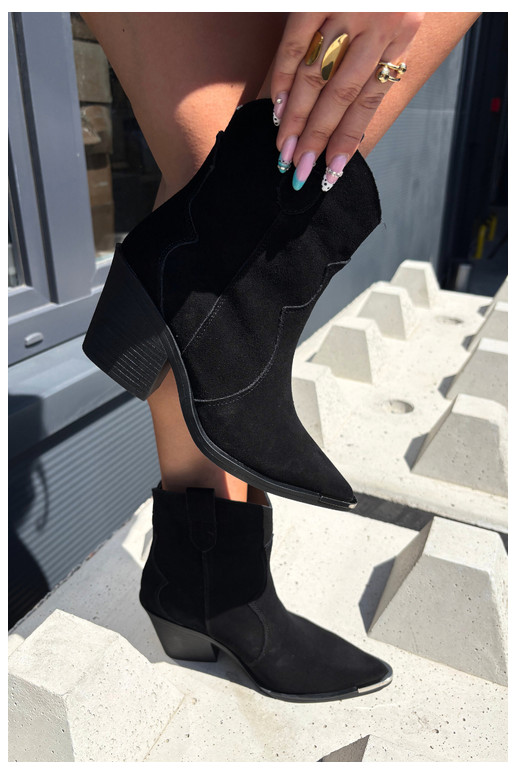 Stivali in suede neri di stile cowboy isolati con tacchi Pelsa