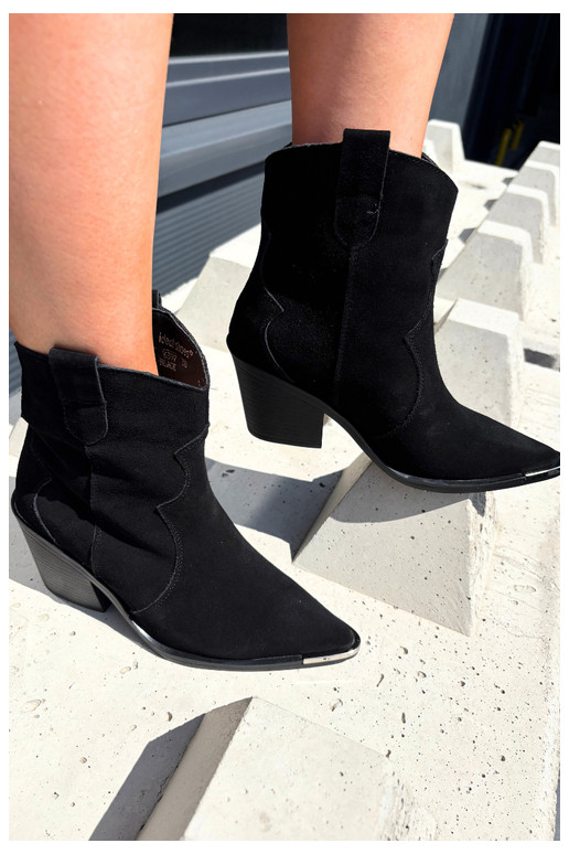 Stivali in suede neri di stile cowboy isolati con tacchi Pelsa