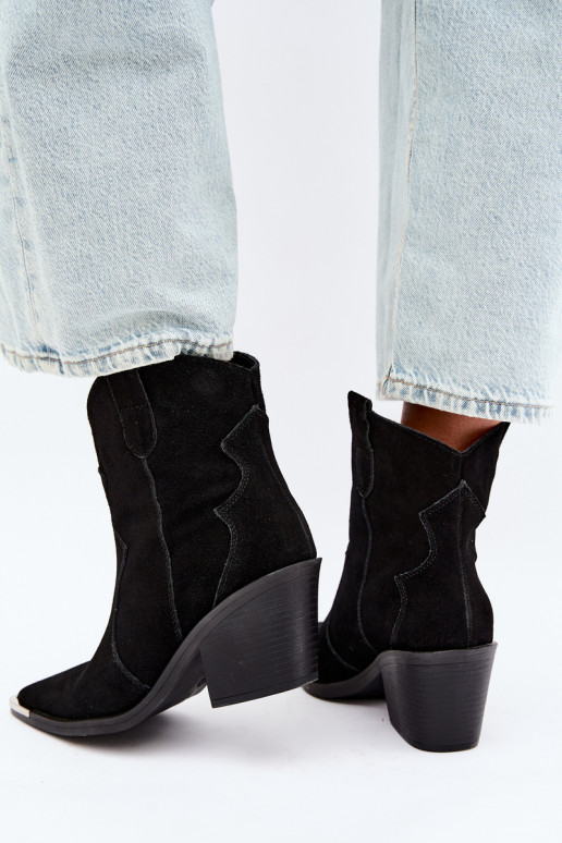 Stivali in suede neri di stile cowboy isolati con tacchi Pelsa