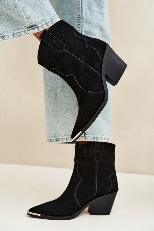 Stivali in suede neri di stile cowboy isolati con tacchi Pelsa