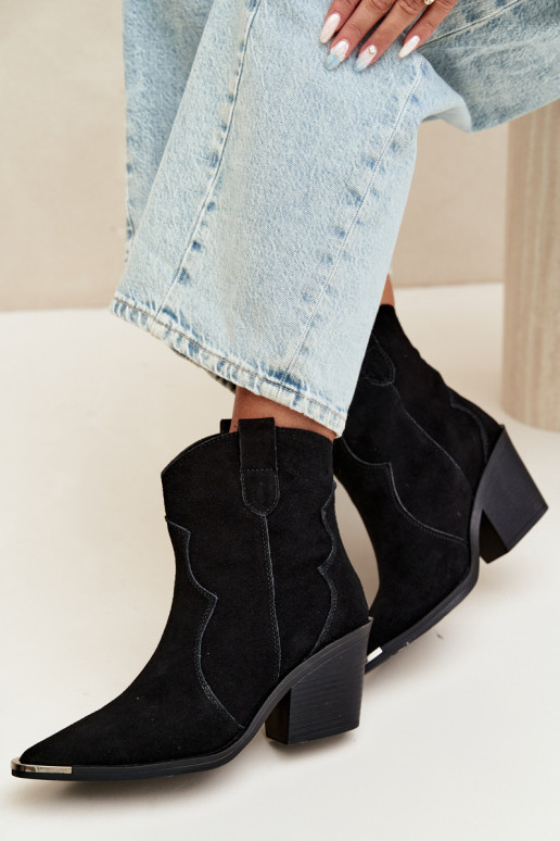 Stivali in suede neri di stile cowboy isolati con tacchi Pelsa
