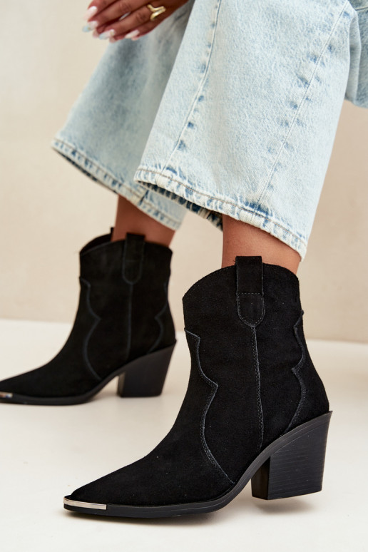 Stivali in suede neri di stile cowboy isolati con tacchi Pelsa