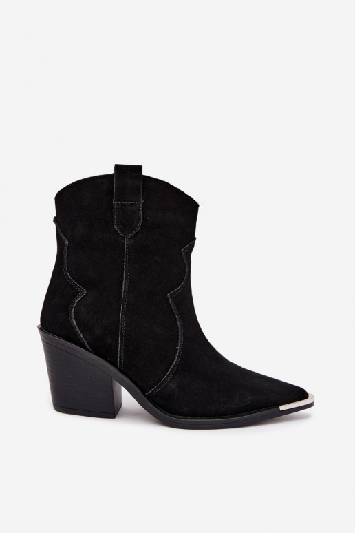 Stivali in suede neri di stile cowboy isolati con tacchi Pelsa
