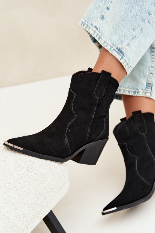 Stivali in suede neri di stile cowboy isolati con tacchi Pelsa