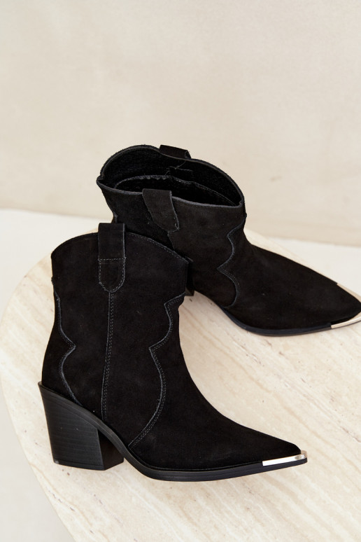 Stivali in suede neri di stile cowboy isolati con tacchi Pelsa