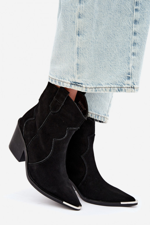 Stivali in suede neri di stile cowboy isolati con tacchi Pelsa