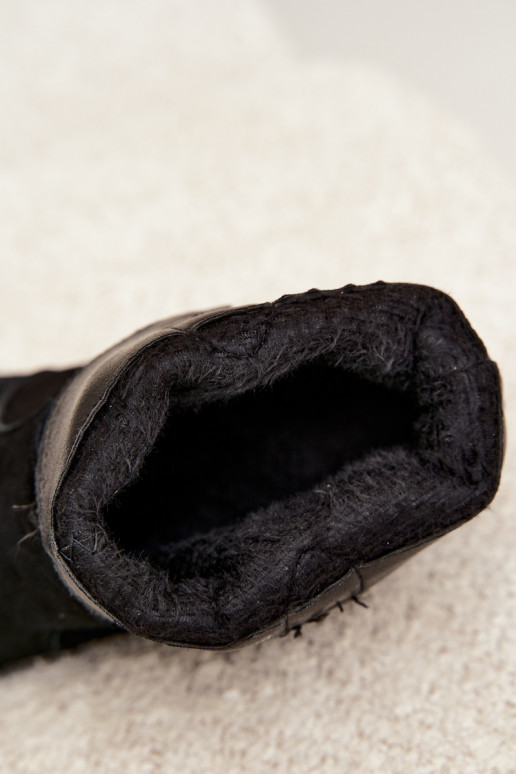 Stivali in suede neri di stile cowboy isolati con tacchi Pelsa