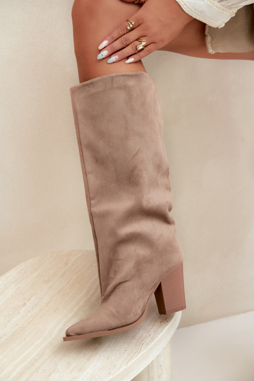Stivali donna al ginocchio slip-on con tacco in suede sintetico color sabbia Carmina