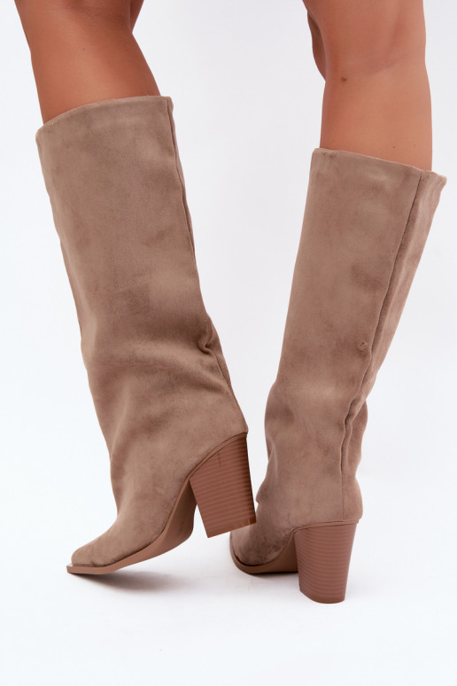 Stivali donna al ginocchio slip-on con tacco in suede sintetico color sabbia Carmina
