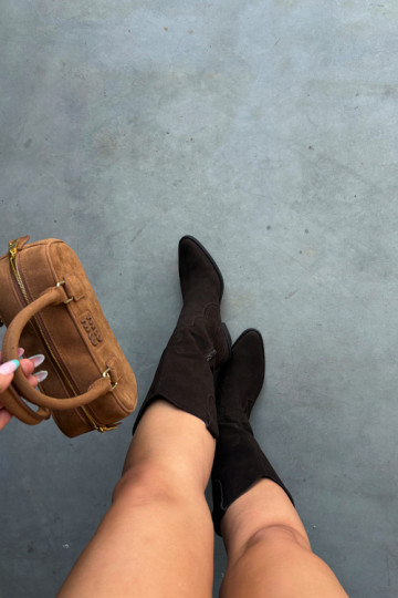 Stivali alti in stile cowboy in suede naturale con isolamento e tacco in colore cioccolato Radley 2