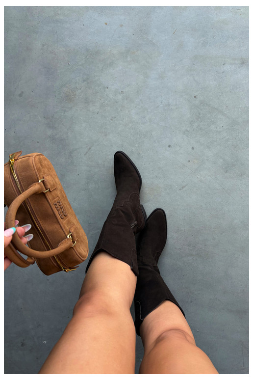 Stivali alti in stile cowboy in suede naturale con isolamento e tacco in colore cioccolato Radley
