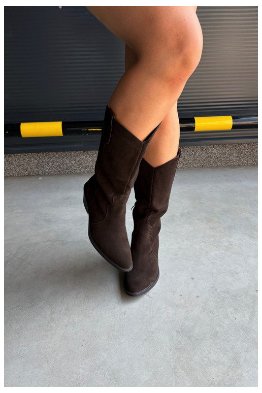 Stivali alti in stile cowboy in suede naturale con isolamento e tacco in colore cioccolato Radley