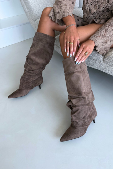 Stivali khaki stropicciati al ginocchio con tacco kitten in suede LoĮen