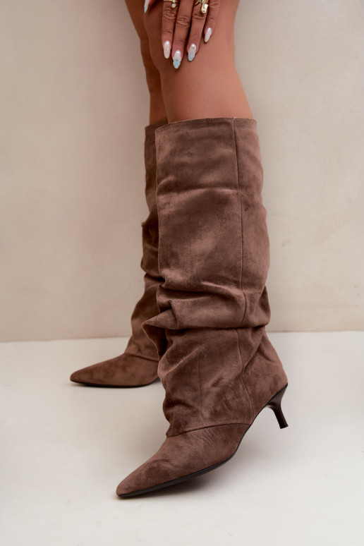 Stivali khaki stropicciati al ginocchio con tacco kitten in suede LoĮen
