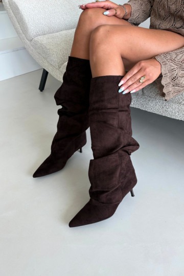 Stivali al cioccolato stropicciati al ginocchio con tacco kitten in suede LoĮen